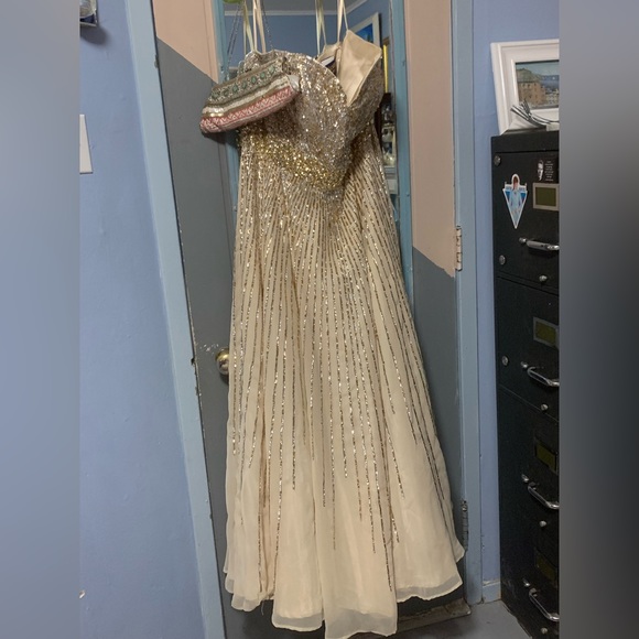 Beautiful cream colour sequined Royal Queen size 14 formal dress…. - Picture 7 of 10